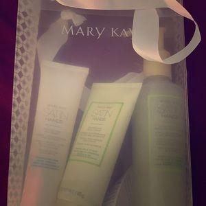 Mary Kay Satin Hands Set